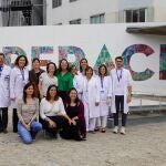 Integrantes de la Asociación MaMaMa junto a profesionales de la Unidad de Cáncer de Mama de Vall d'Hebron