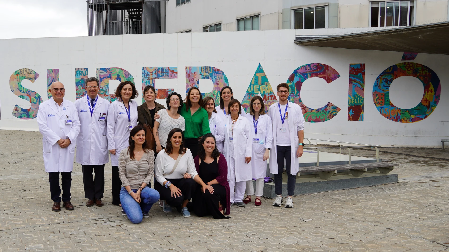 Integrantes de la Asociación MaMaMa junto a profesionales de la Unidad de Cáncer de Mama de Vall d'Hebron