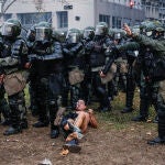 Manifestantes y policías chocan frente al Senado mientras debate proyecto clave de Milei