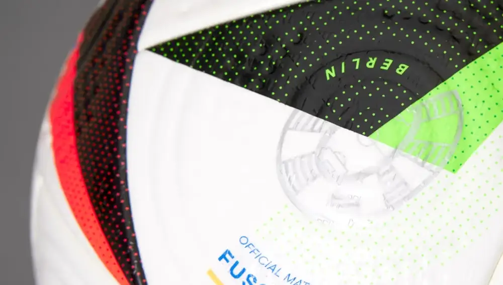 Plano detalle del Fussballliebe Pro, balón oficial de la Eurocopa de 2024