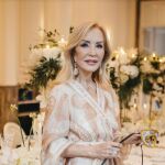 Carmen Lomana muy elegante con vestido estampado.