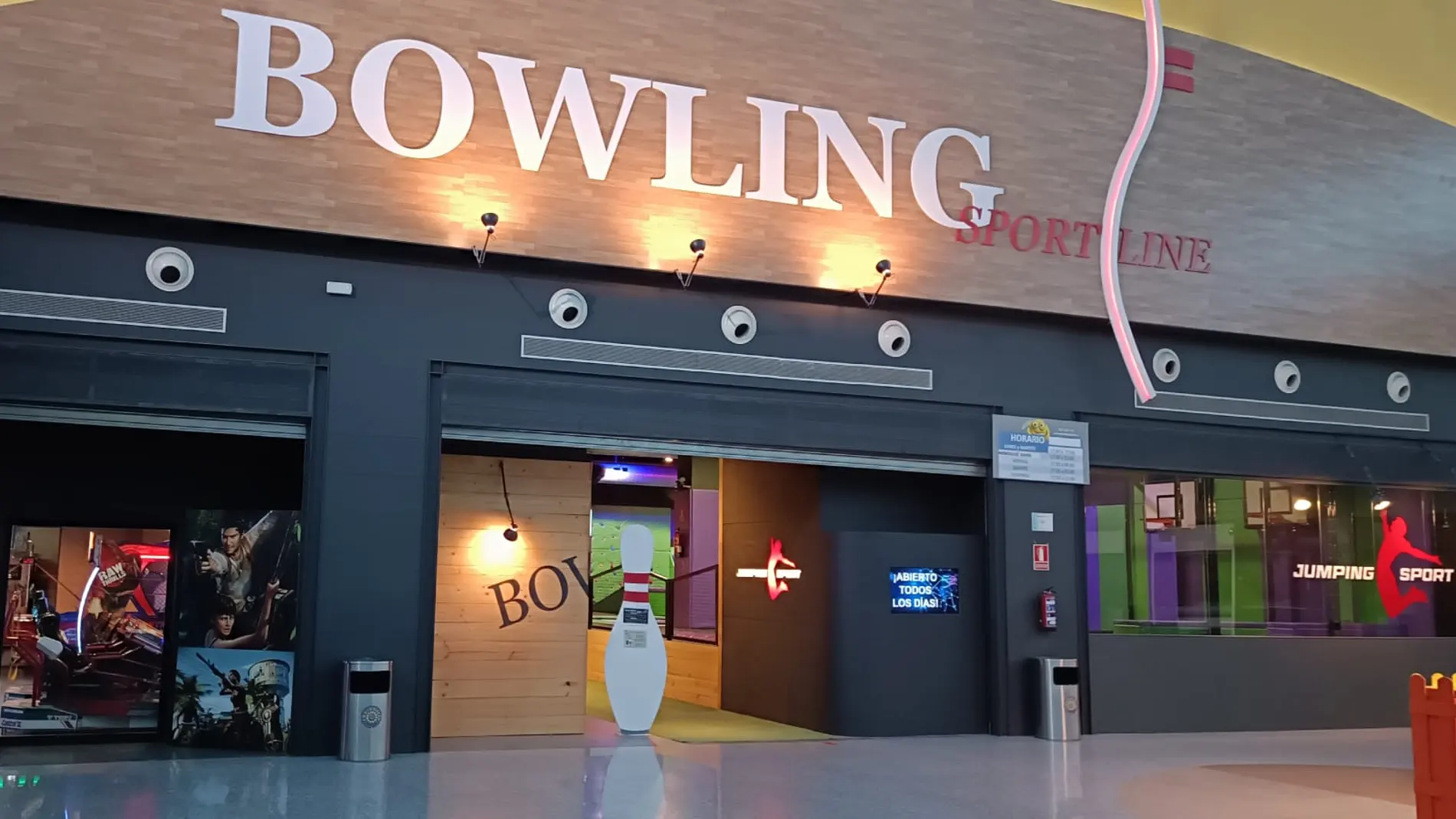 Bowling SportLine, el único negocio abierto en Equinoccio Valladolid