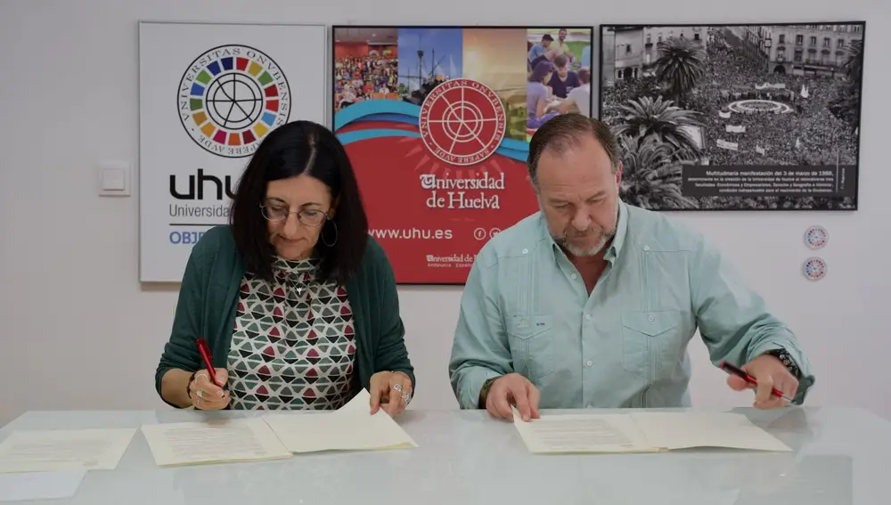 Caja Rural del Sur y la Universidad de Huelva firman un convenio para otorgar 110 becas a estudiantes