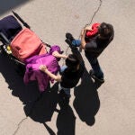 Padres pasean con su hijo en Madrid Rio