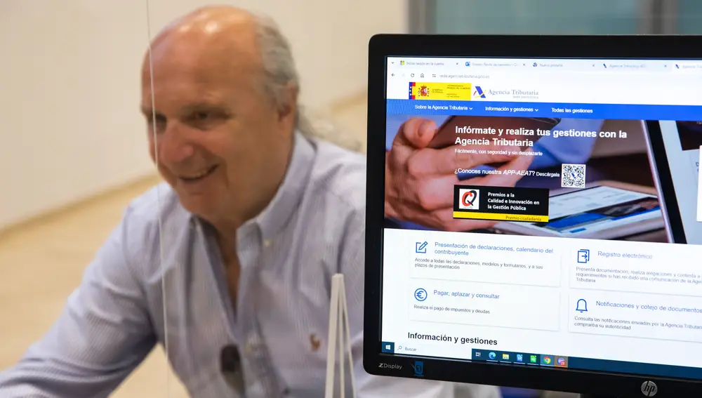 Ayuda a personas mayores a realizar la declaración de la Renta a través de la Agencia Tributaría de la Comunid