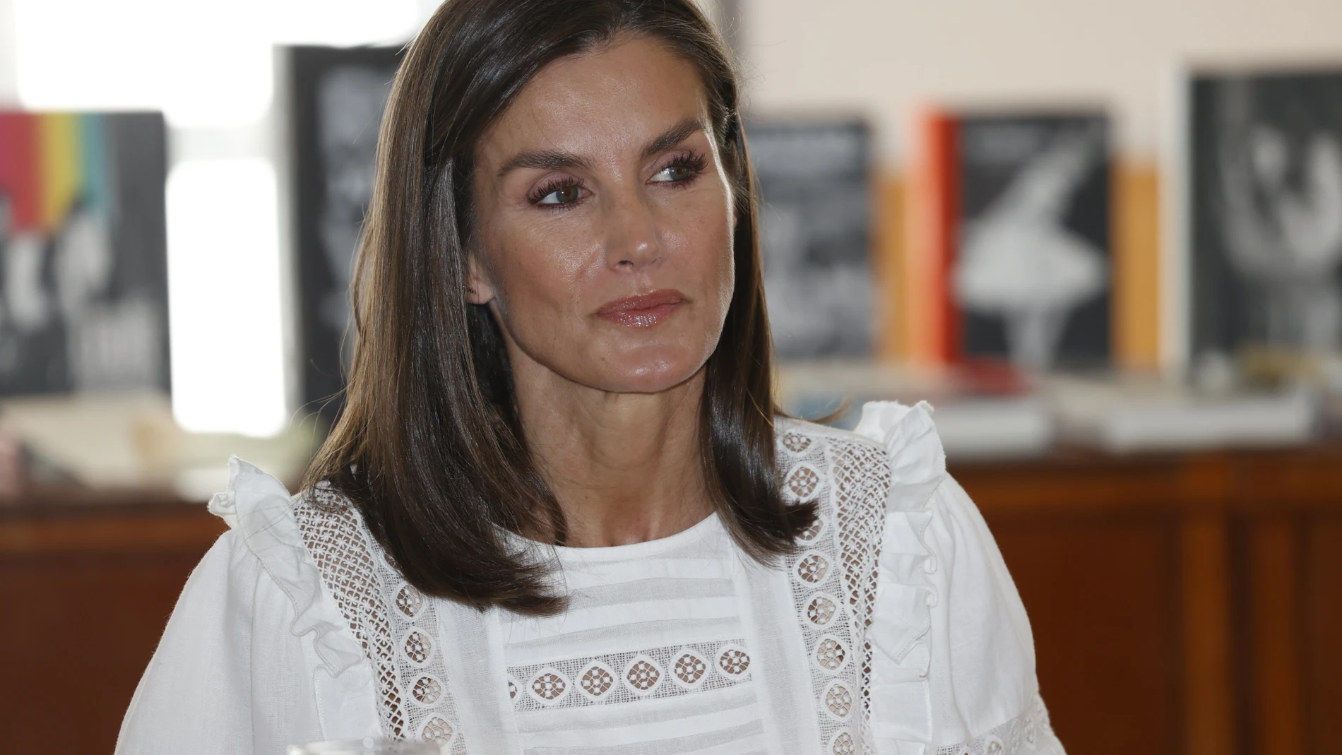 La Reina Letizia con blusa blanca.