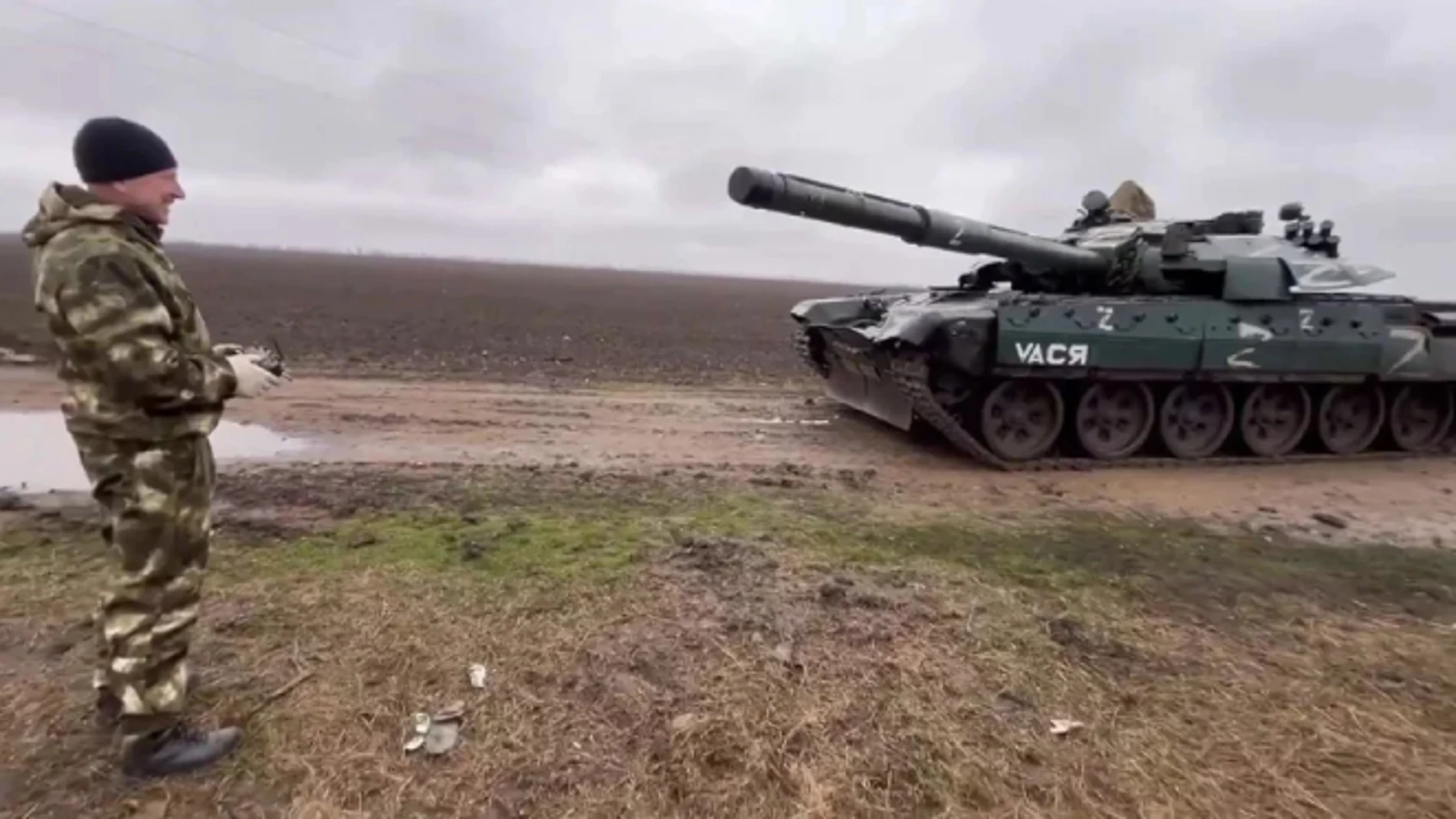 Rusia convierte un T-72AMT capturado a Ucrania en un tanque que se controla como un dron FPV.