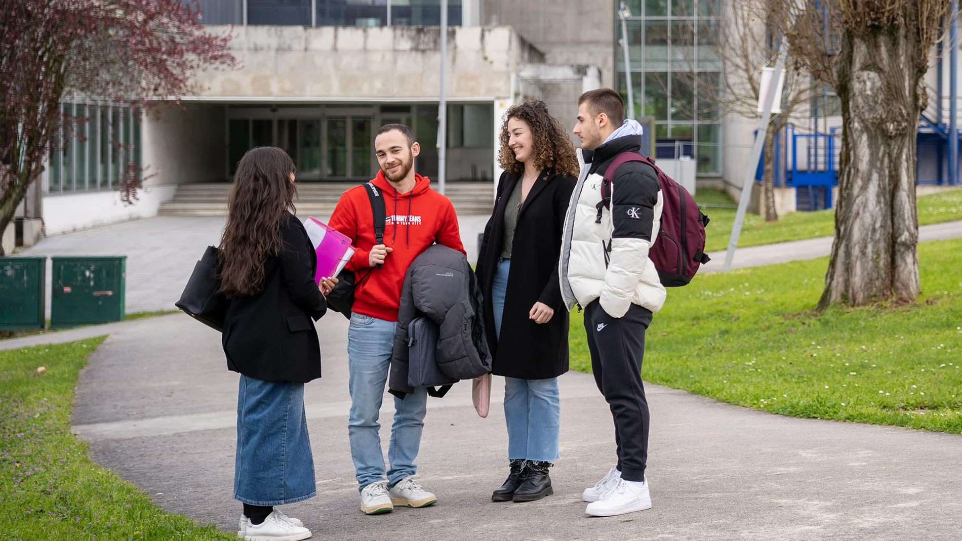 Estudiantes en el campus de la Universidad de Vigo