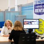 Ayuda a personas mayores a realizar la declaración de la Renta a través de la Agencia Tributaría de la Comunid