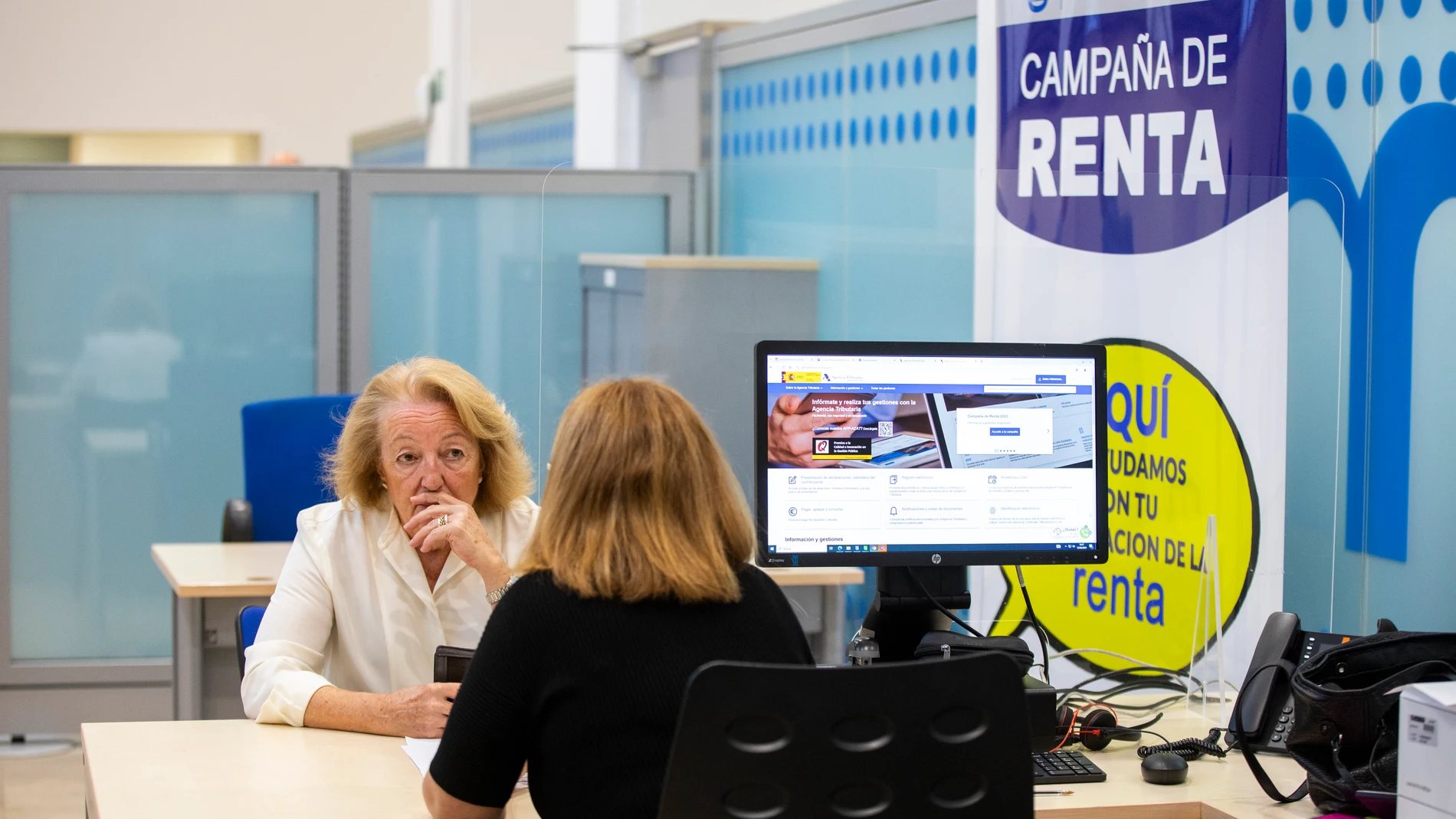 Ayuda a personas mayores a realizar la declaración de la Renta a través de la Agencia Tributaría de la Comunidad de Madrid. © Jesús G. Feria.