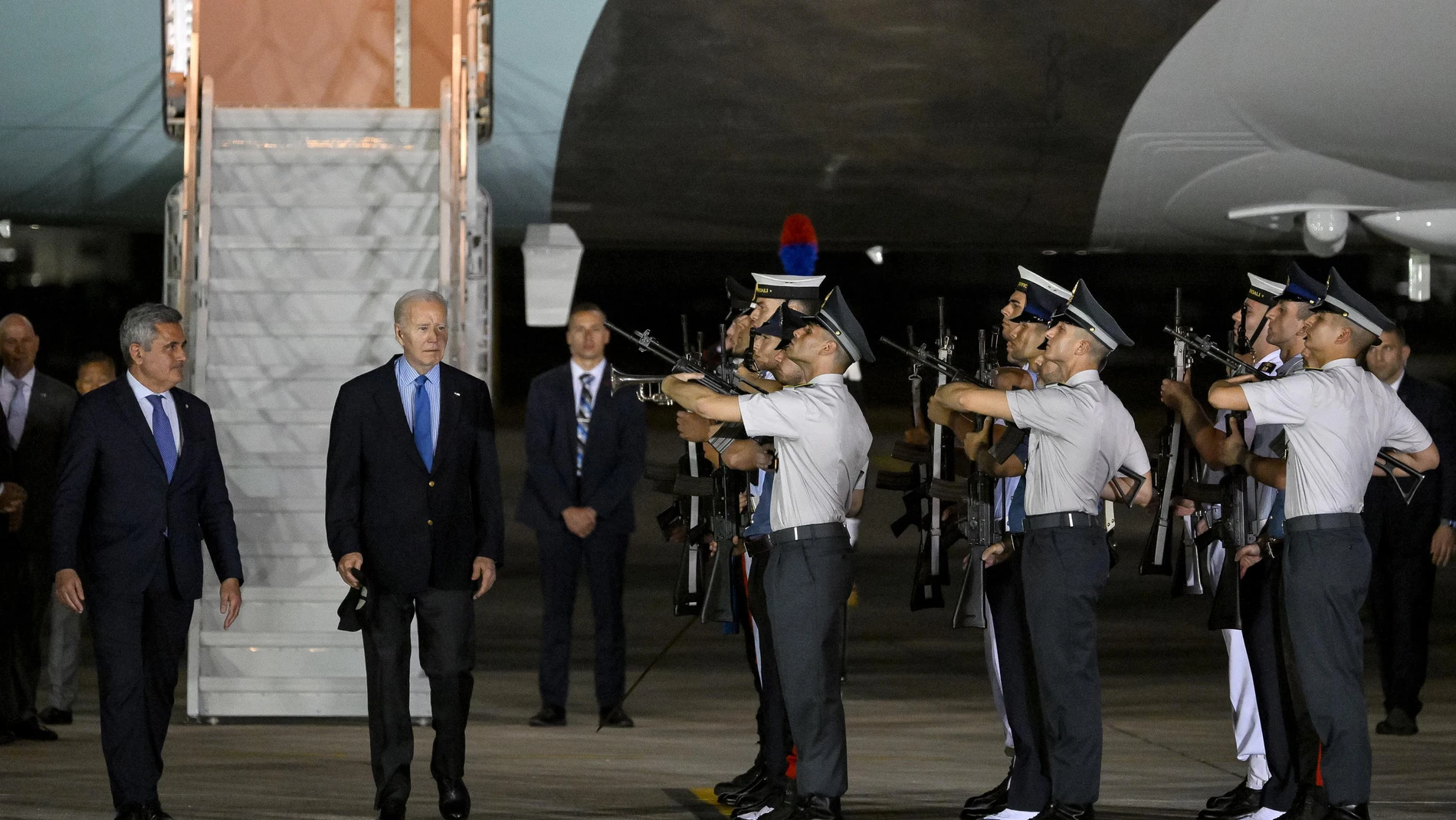 Roma (Italy), 12/06/2024.- US President Joe Biden (2-L) arrives at Brindisi airport ahead of the G7 Summit in Borgo Egnazia (Brindisi), southern Italy, 12 June 2024. The G7 Borgo Egnazia Summit will be held from 13 to 15 June 2024. (Italia) EFE/EPA/ETTORE FERRARI