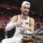 Dzanan Musa posa con los trofeos de campeón de Liga Endesa y MVP de la final