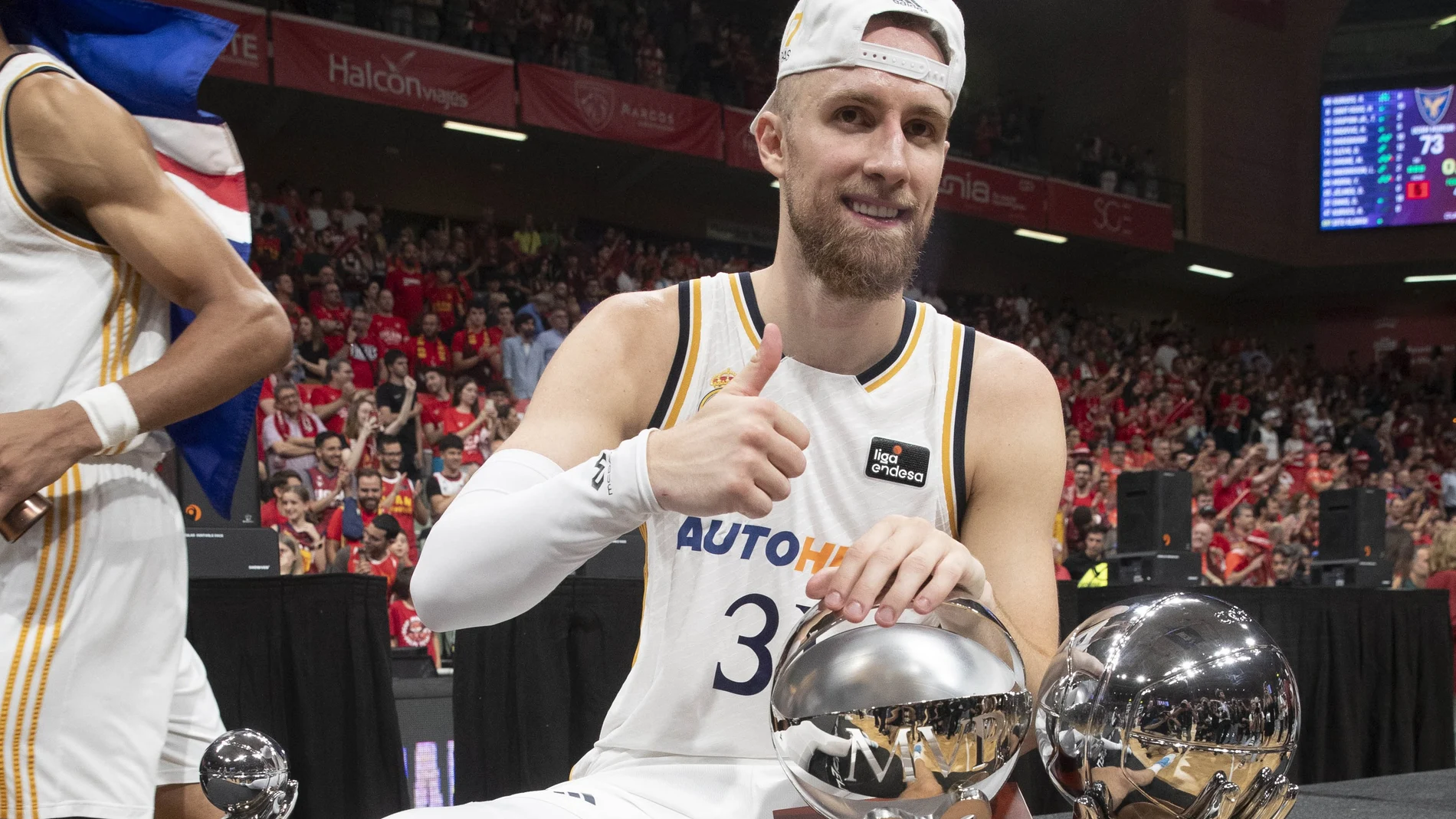 Dzanan Musa posa con los trofeos de campeón de Liga Endesa y MVP de la final