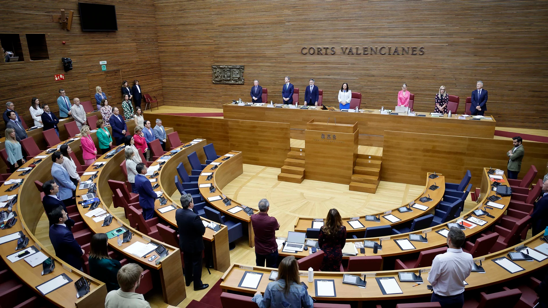 El Pleno de Les Corts debate dos proposiciones de ley de PP-Vox