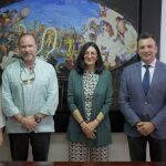 Autoridades de ambas instituciones después de firmar el convenio