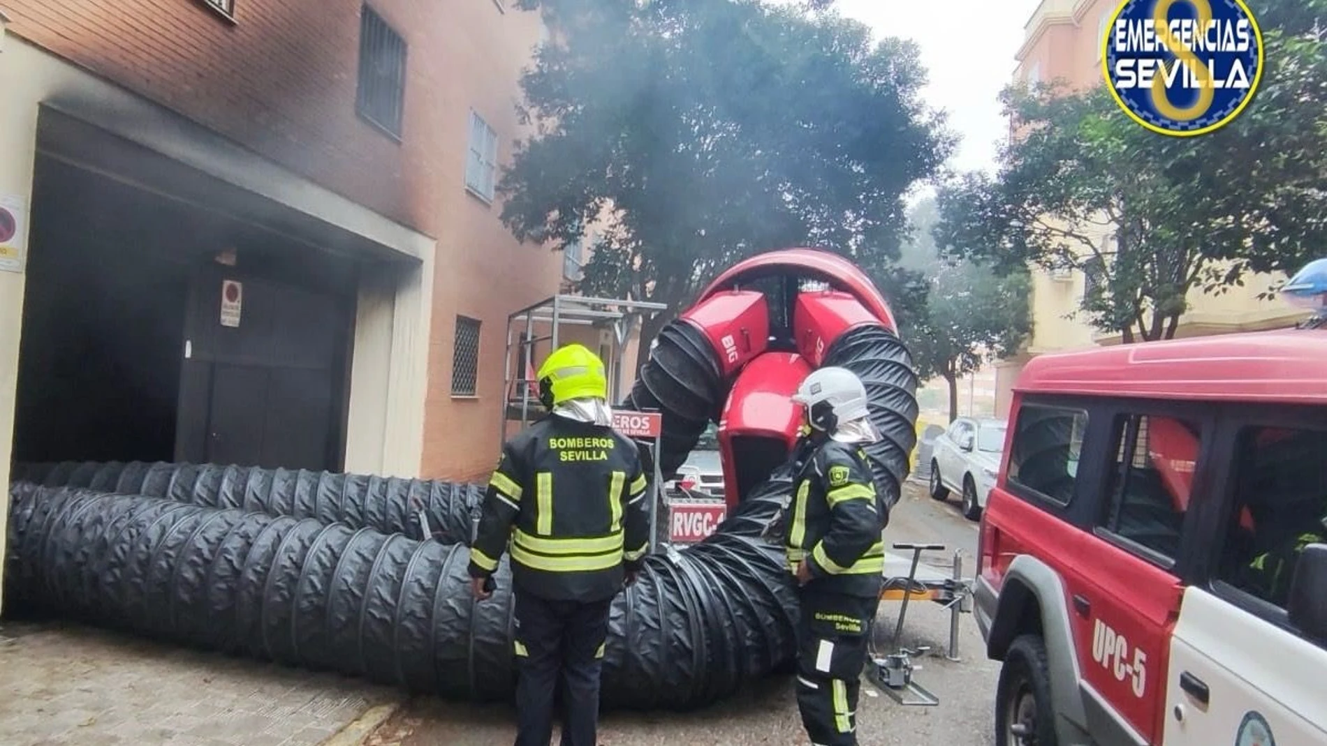 Bomberos actúan en un aparatoso incendio en el aparcamiento subterráneo de un edificio de viviendas de Pino Montano. AYTO.DE SEVILLA 12/06/2024