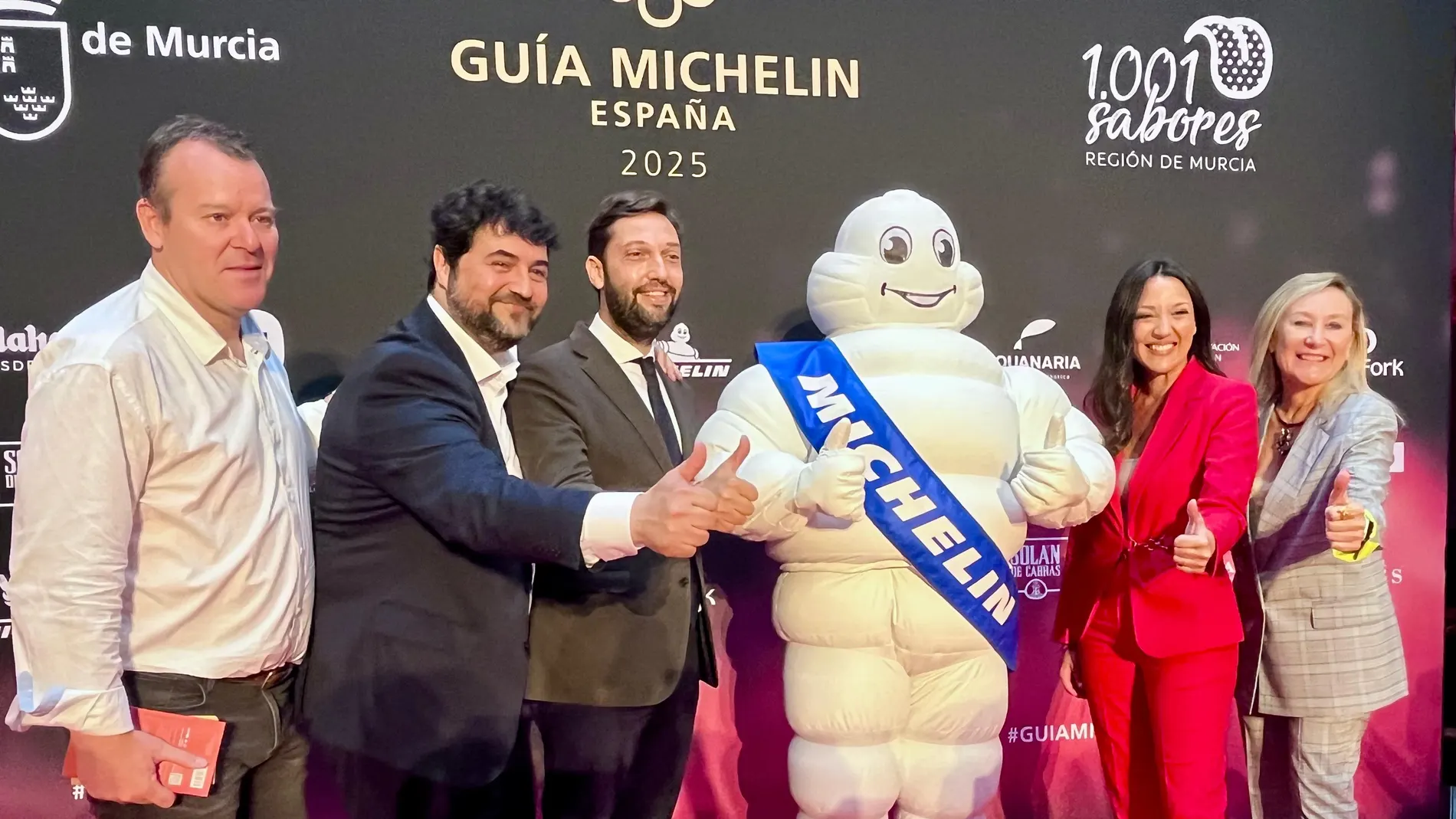La consejera Carmen Conesa, el director del Instituto de Turismo, el jefe de cocina González Conejero, representantes de Michelin y la famosa mascota ‘Bibendum'