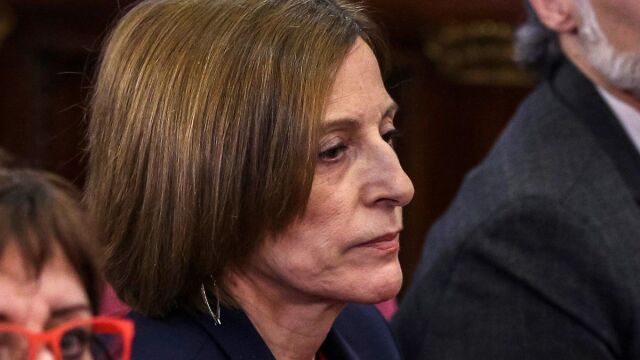 La ex presidenta del Parlament catalán y ex encarcelada Carme Forcadell no reserva en un hotel porque le atienden en castellano 