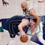 White frena el intento de penetración de Luka Doncic