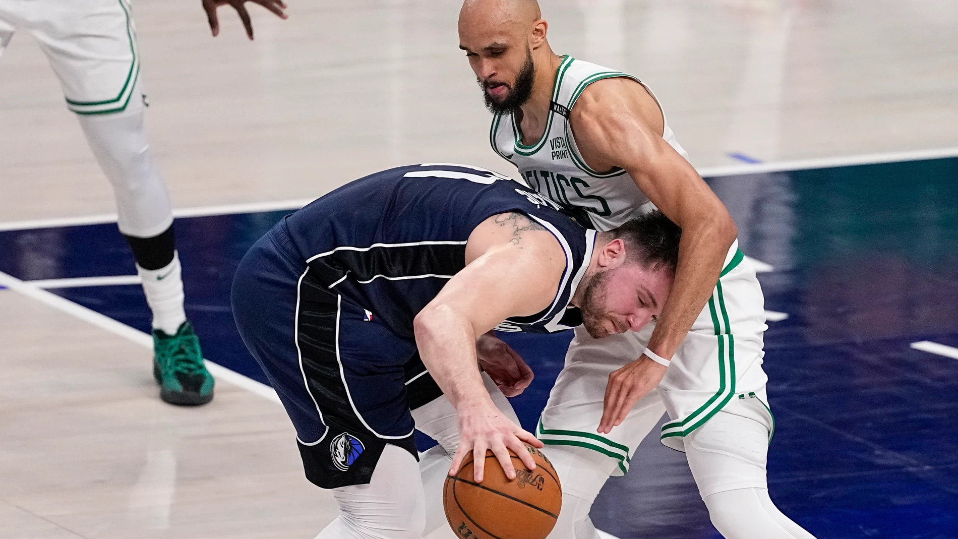 White frena el intento de penetración de Luka Doncic