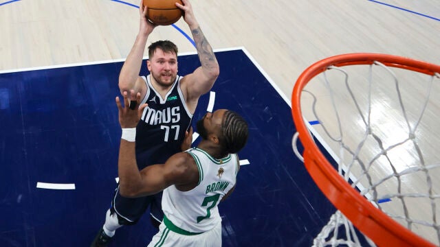 Doncic trata de anotar ante la defensa de Jaylen Brown