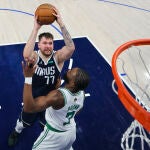 Doncic trata de anotar ante la defensa de Jaylen Brown