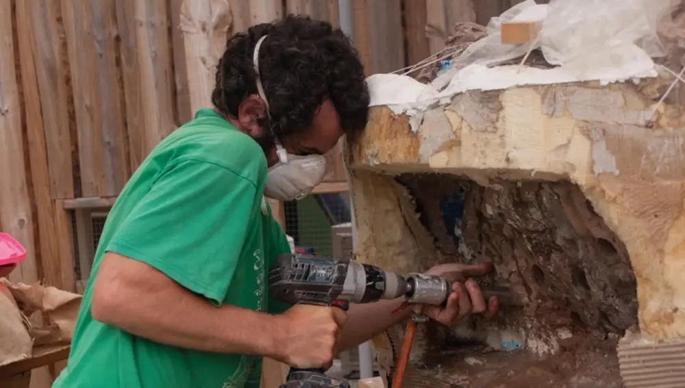 Lope Ezquerro durante la extracción de muestras para estudiar el paleomagnetismo