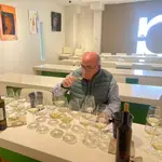 El sumiller Miguel Ángel Benito durante una de las catas de vinos blancos verdejo con barrica