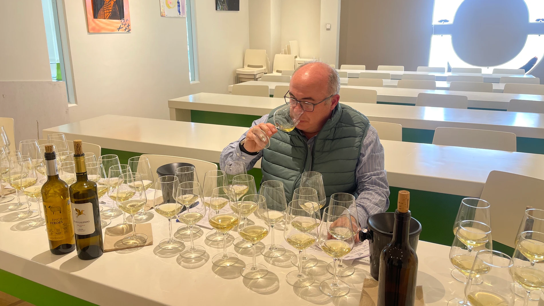 El sumiller Miguel Ángel Benito durante una de las catas de vinos blancos verdejo con barrica
