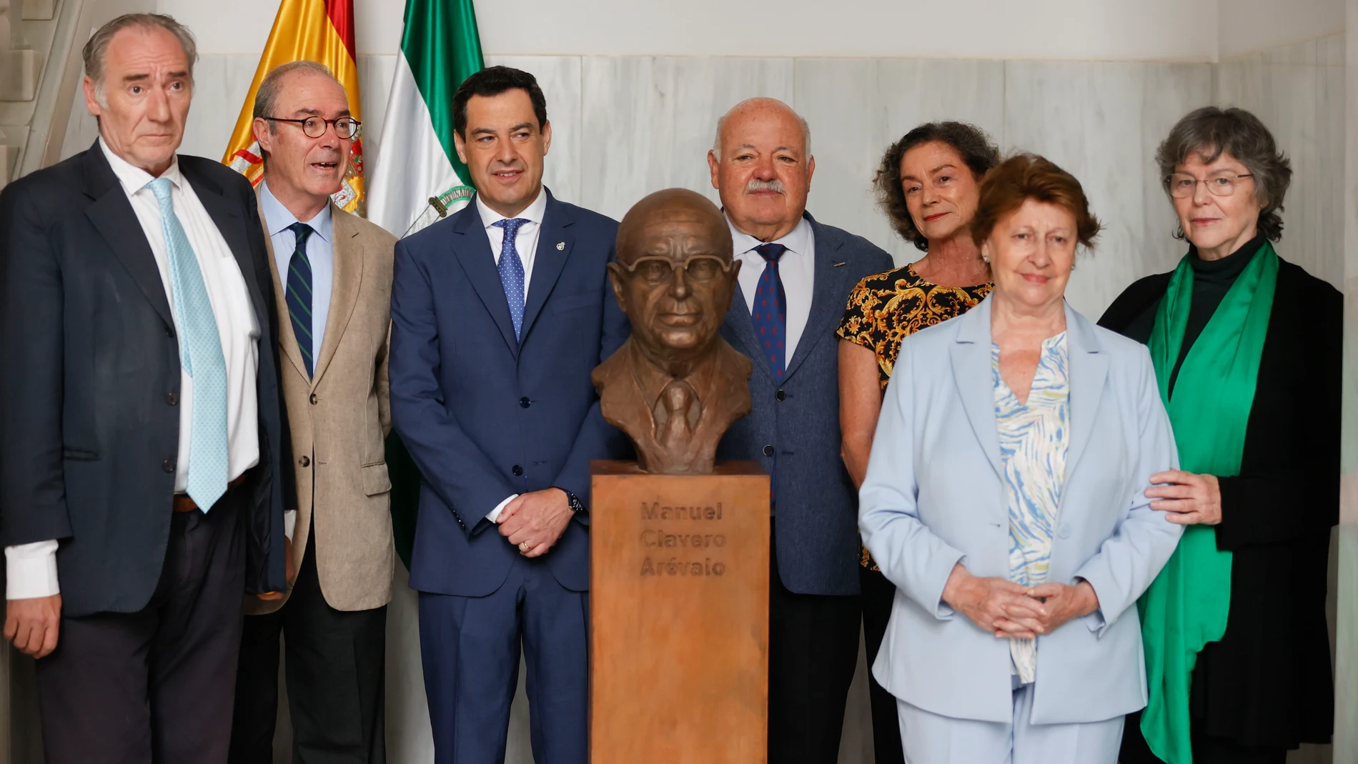 SEVILLA, 13/06/2024.- El presidente del Parlamento, Jesús Aguirre (4d), y el presidente de la Junta, Juanma Moreno (3i), posan con los familiares de Manuel Clavero tras descubir el busto del exministro de UCD este jueves en el Patio del Recibimiento del Parlamento Andaluz. EFE/José Manuel Vidal
