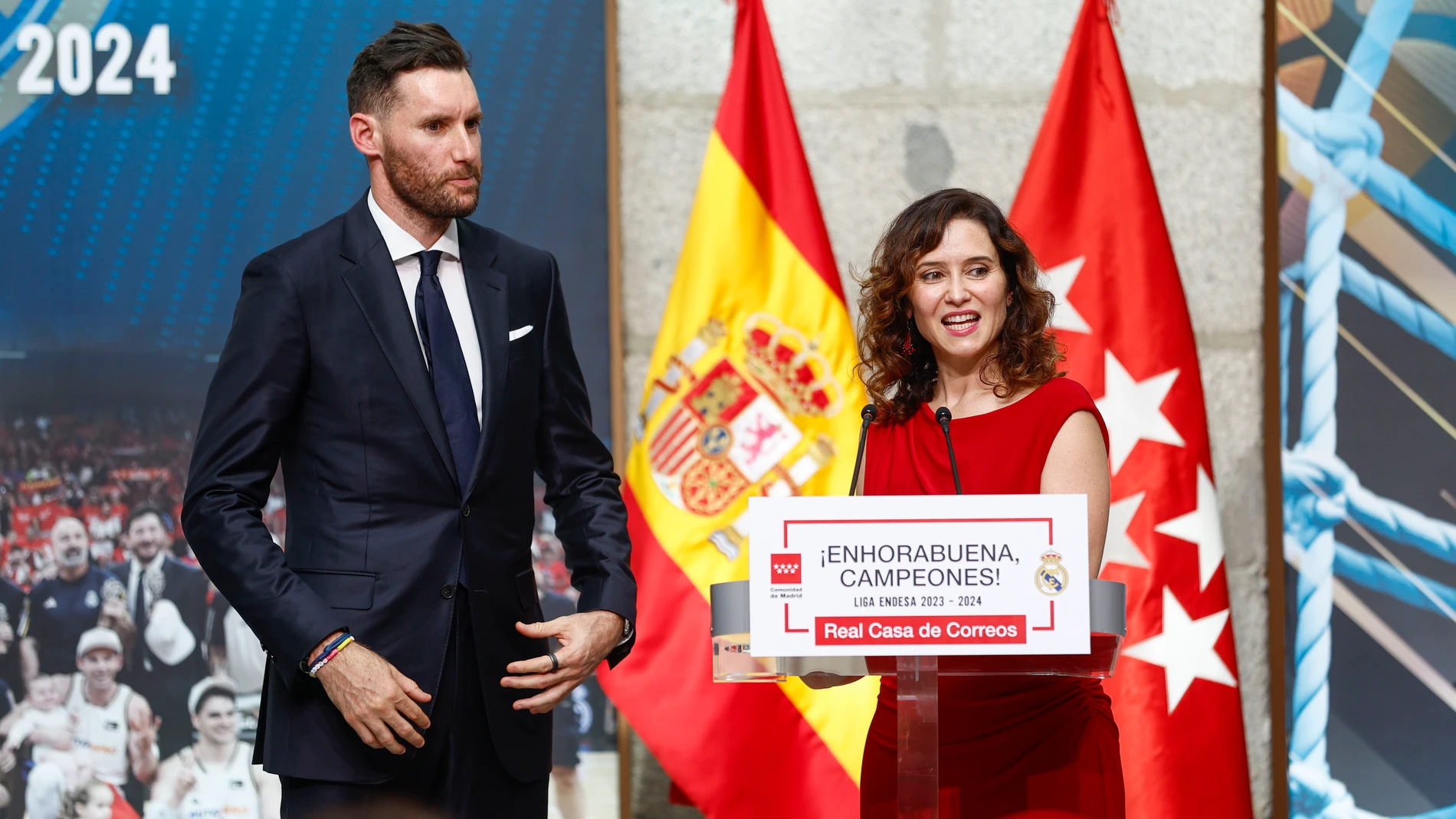 MADRID, 13/06/2024.- La presidenta de la Comunidad de Madrid, Isabel Díaz Ayuso (d), junto al jugador del Real Madrid Baloncesto Rudy Fernández, participa en el homenaje al equipo madrileño, campeones de la Liga Endesa, este jueves, en la Real Casa de Correos de Madrid. EFE/ Rodrigo Jiménez