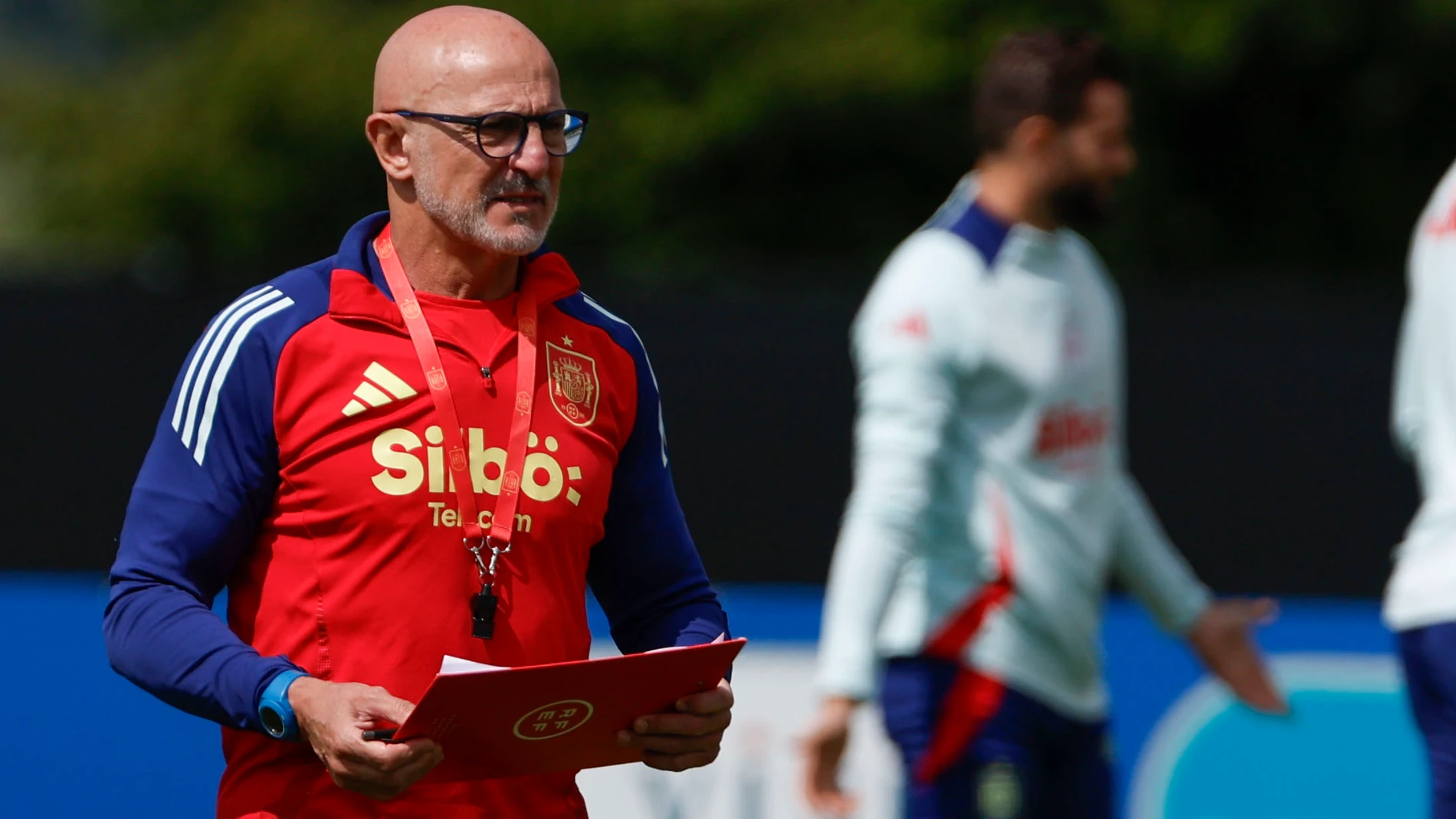 DONAUESCHINGEN (ALEMANIA), 13/06/2024.- El seleccionador Luis de la Fuente durante el entrenamiento celebrado este jueves en la localidad alemana de Donaueschingen. España se enfrentará a Croacia el próximo 15 de Junio en el partido de la Eurocopa que disputarán en el estadio Olympiastadion. EFE/ JJ Guillén