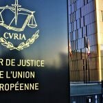 Edificio del Tribunal de Justicia Europeo en Luxemburgo (TJUE), con banderas de los estados miembros de la UE. 