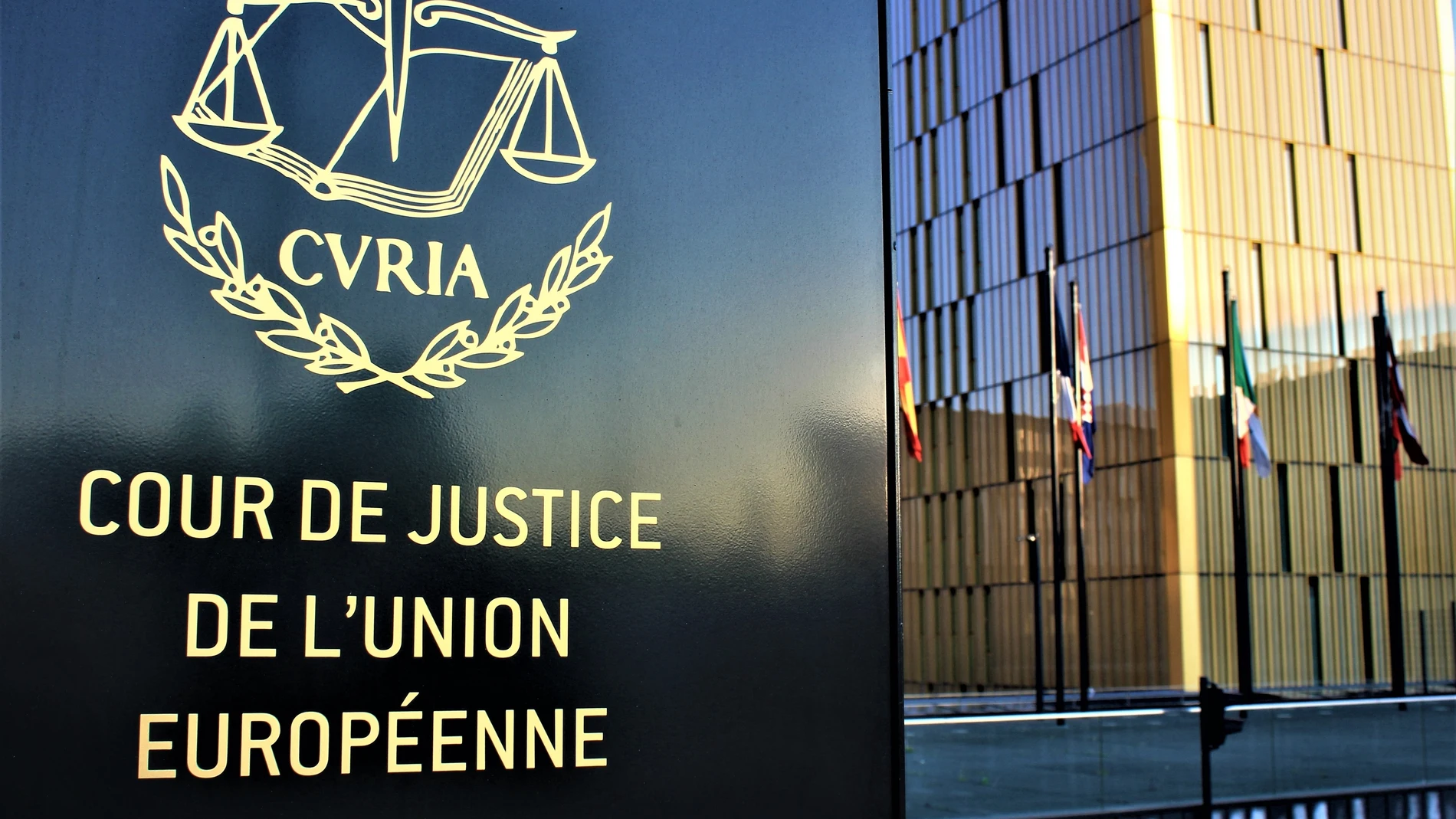 Edificio del Tribunal de Justicia Europeo en Luxemburgo (TJUE), con banderas de los estados miembros de la UE.