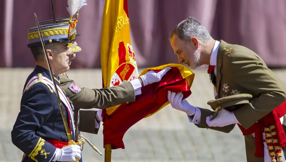 El rey Felipe jura de bandera por el 40 aniversario de su promoción del Ejército de Tierra, de la que la princesa Leonor es testigo al estar formada en el patio de armas con los otros cadetes de su curso, este sábado en la Academia General Militar (AGM) de Zaragoza.