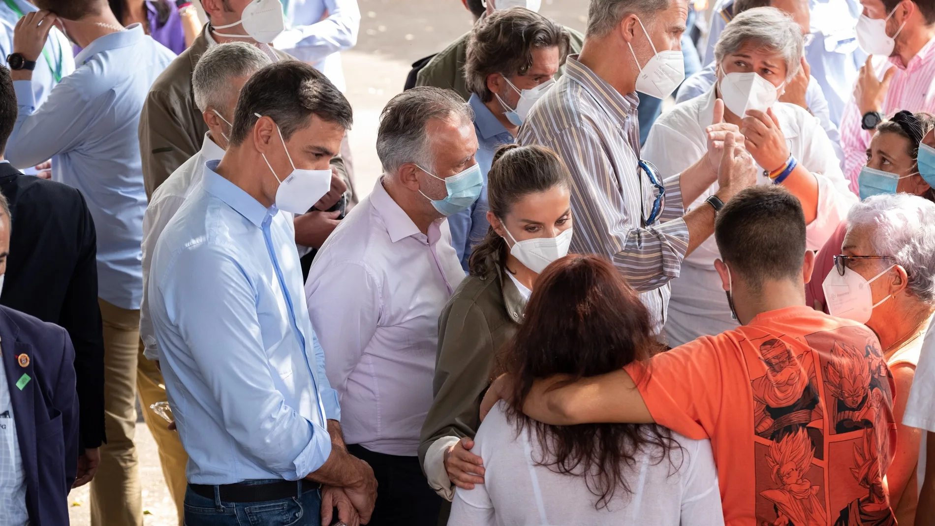 Los reyes Felipe y Letizia, acompañados por los presidentes del Gobierno, Pedro Sánchez, y de Canarias, Angel Víctor Torres, mantuvieron un encuentro en el barrio de La Laguna con la población afectada por la erupción del volcán de La Palma.