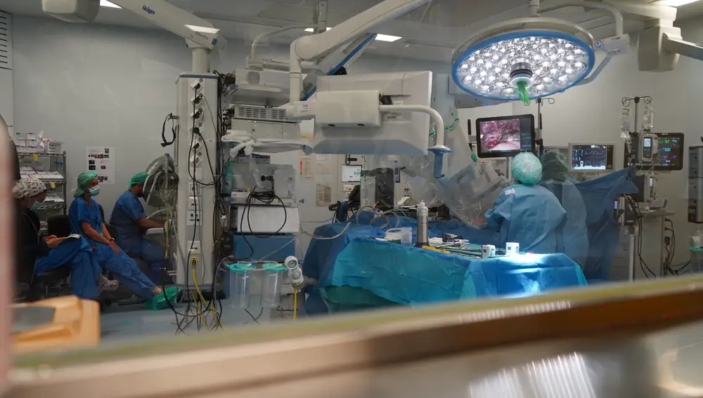 Imagen del quirófano durante una intervención urológica asistida por robot de un pacientes pediátrico