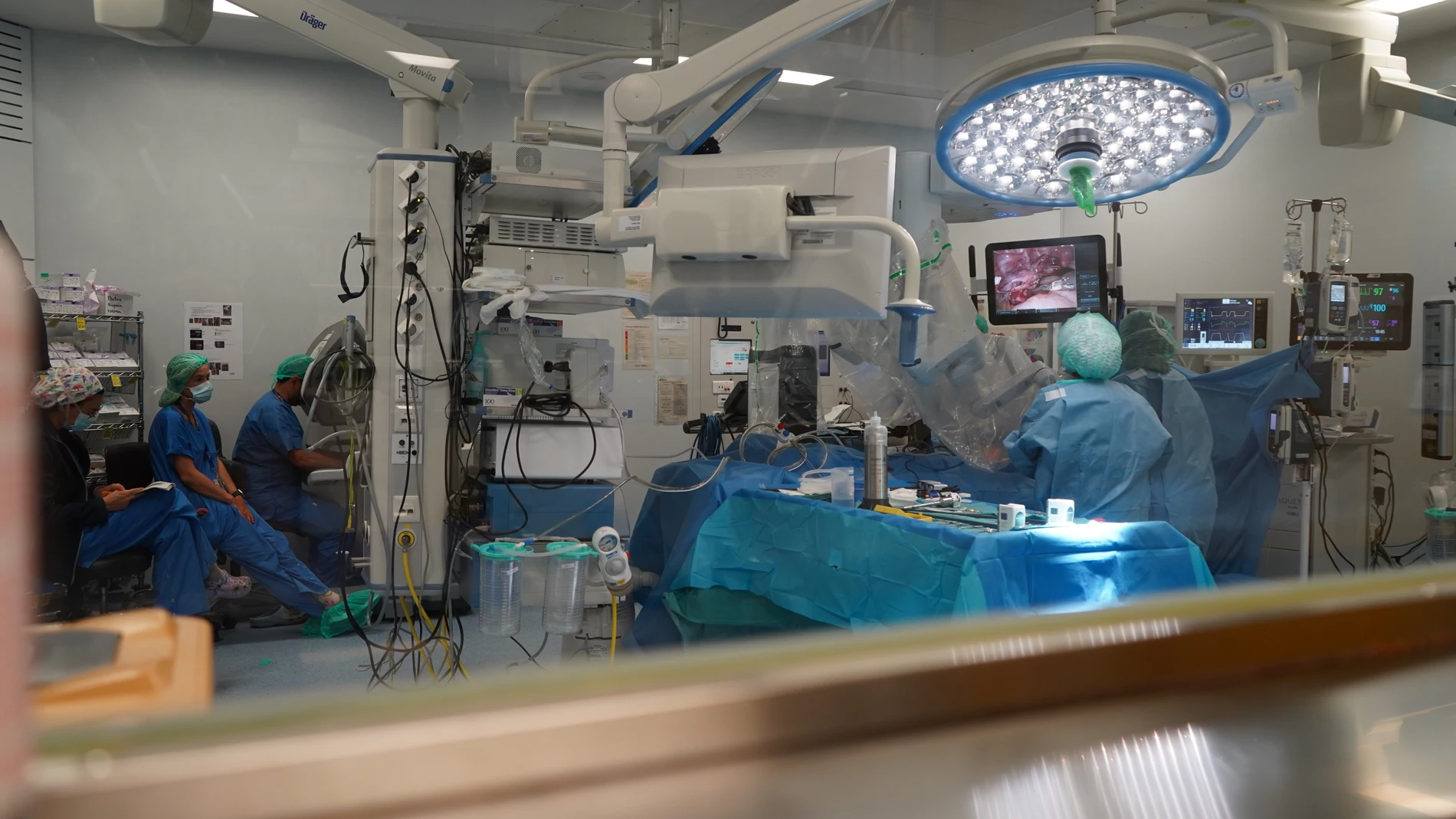 Imagen del quirófano durante una intervención urológica asistida por robot de un pacientes pediátrico