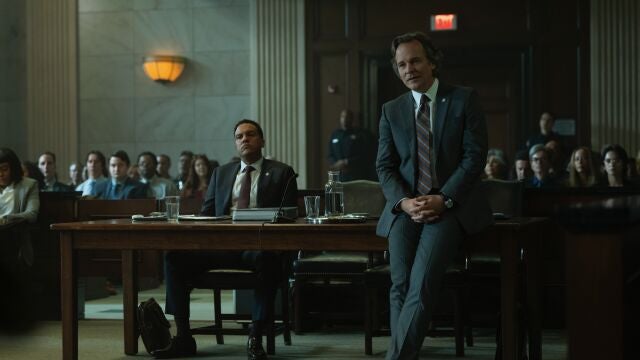 Peter Sarsgaard (dcha.), fiscal y sabueso en la nueva adaptación de «Presunto inocente»