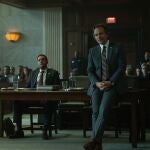 Peter Sarsgaard (dcha.), fiscal y sabueso en la nueva adaptación de «Presunto inocente»