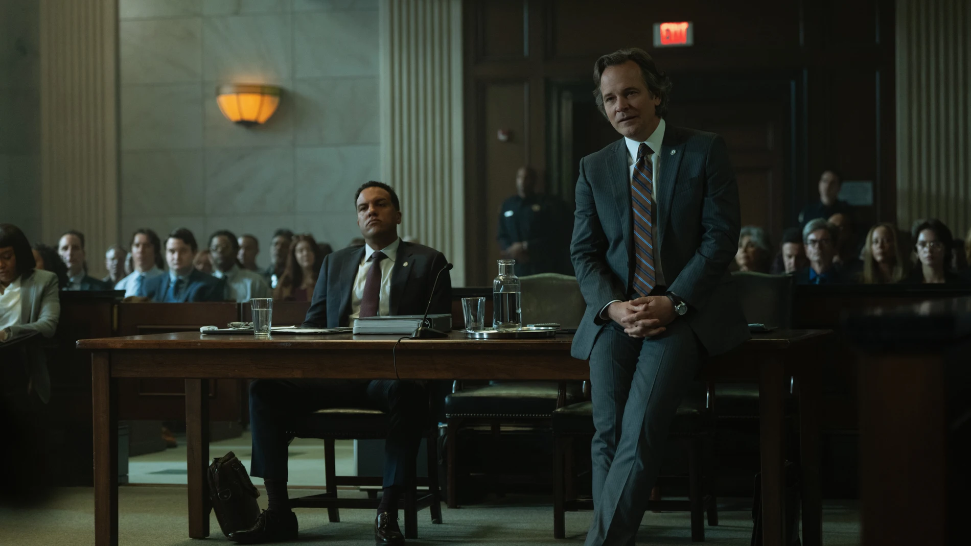 Peter Sarsgaard (dcha.), fiscal y sabueso en la nueva adaptación de «Presunto inocente»