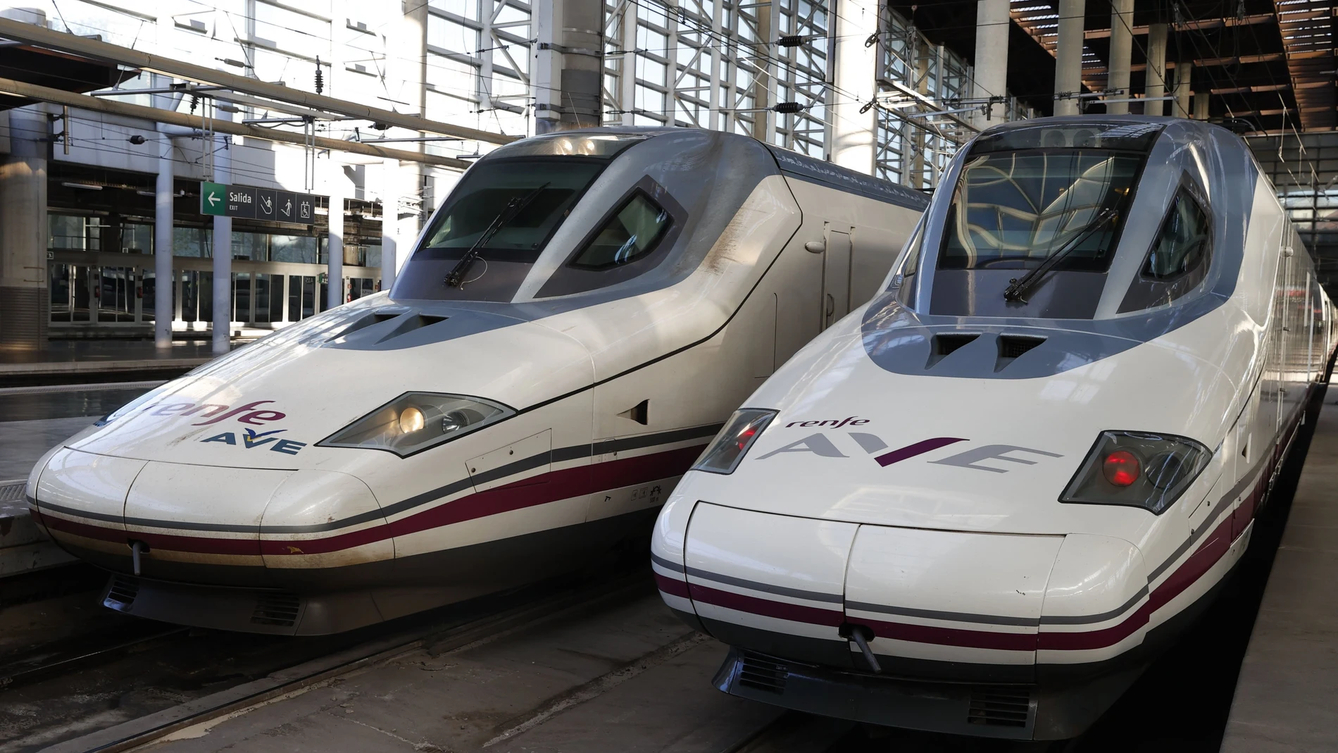Vista de dos trenes AVE en la Estación de Atocha de Madrid.