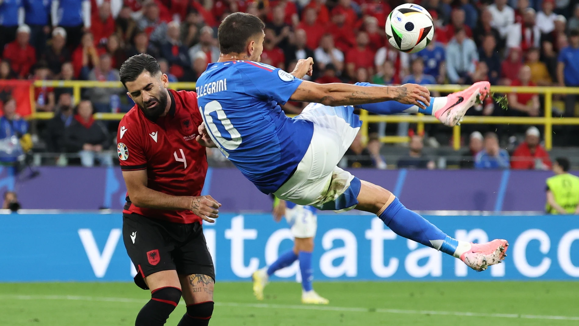 Dortmund (Germany), 15/06/2024.- Lorenzo Pellegrini (R) of Italy in action against Elseid Hysaj of Albania during the UEFA EURO 2024 group B soccer match between Italy and Albania, in Dortmund, Germany, 15 June 2024. (Alemania, Italia) EFE/EPA/CHRISTOPHER NEUNDORF