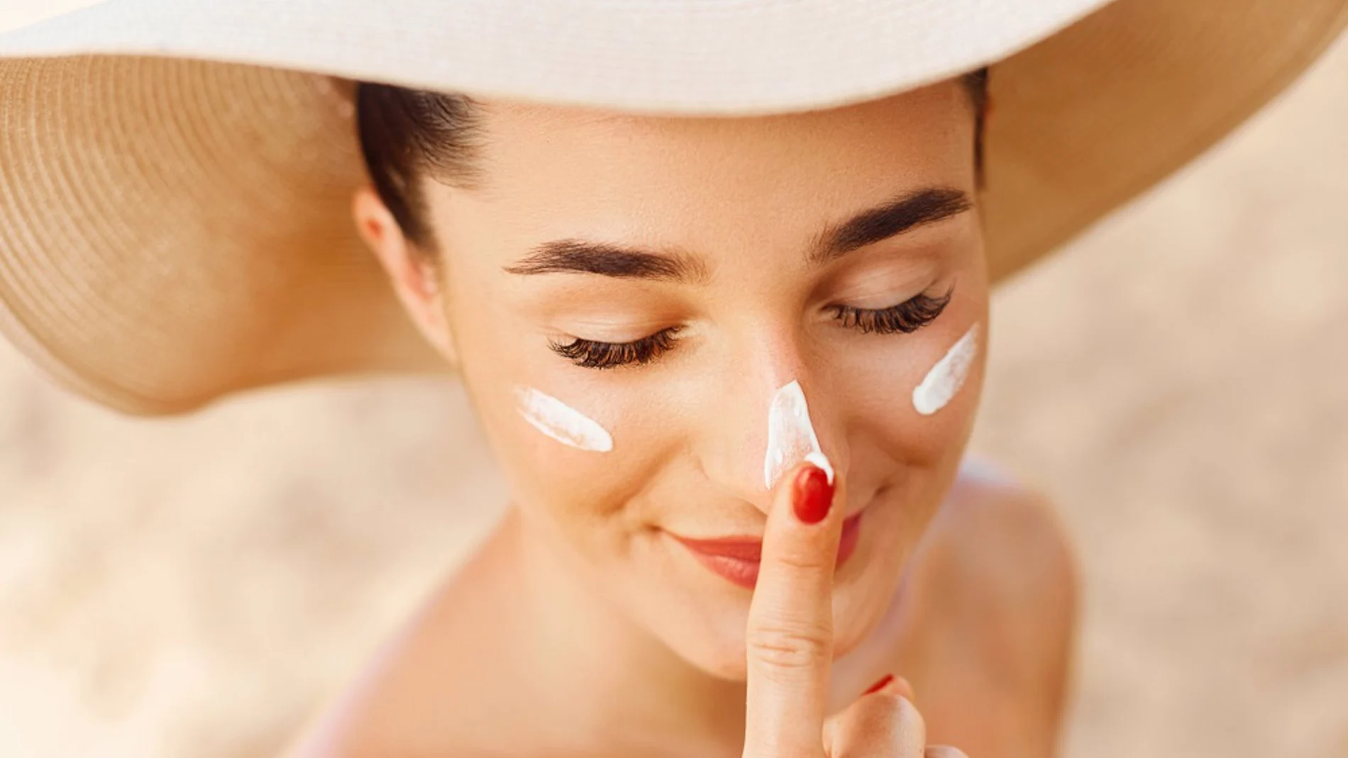 Dermatólogos advierten de los peligros de tomar el sol sin crema solar para "coger más bronceado"