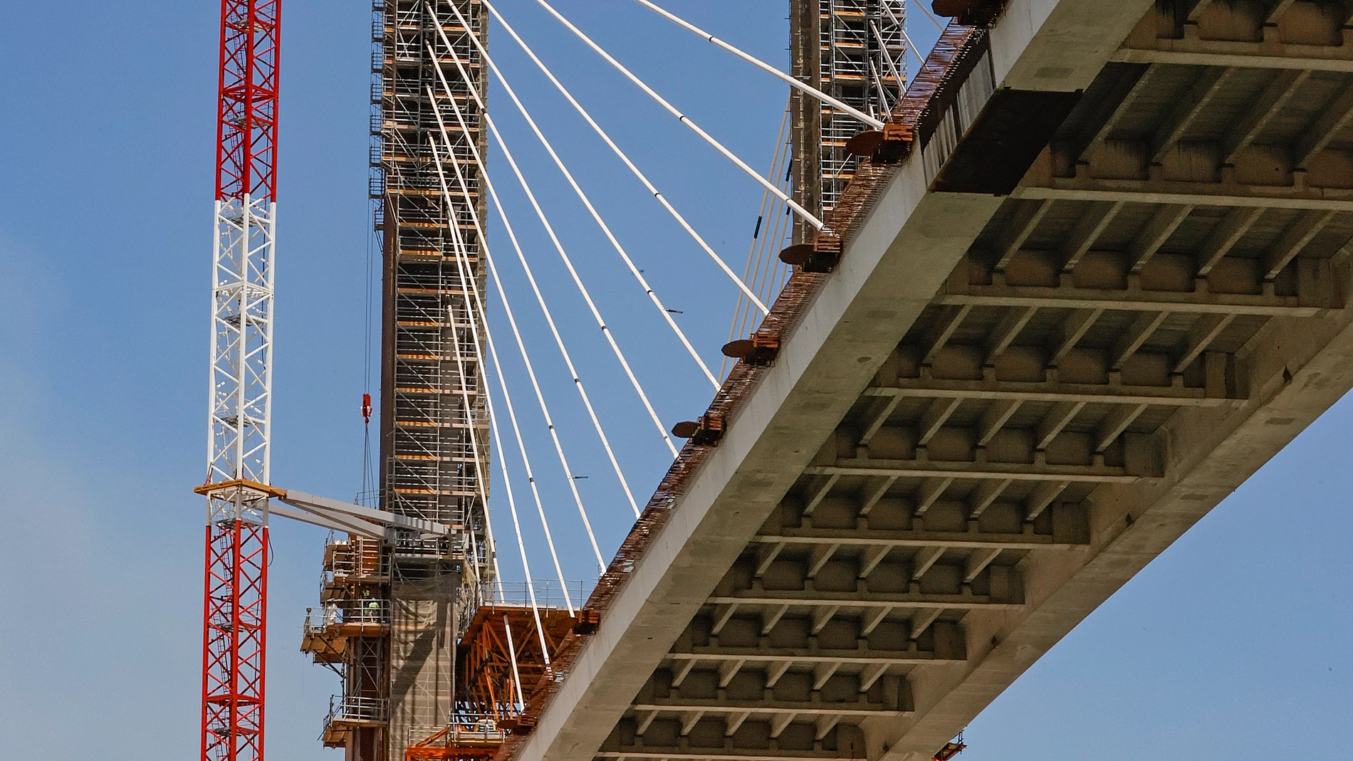 SEVILLA, 15/06/2024.- Obras de sustitución de los tirantes y ampliación de la calzada del puente del Quinto Centenario de Sevilla. Muchos de los 90.000 usuarios que tiene cada día de media el icónico Puente del Centenario de Sevilla, en la autovía SE-30, seguramente desconozcan que atraviesan una de las obras de rehabilitación estructural técnicamente más complejas del mundo, donde se garantiza un intenso tráfico y la mejora de un 'gigante'. EFE/José Manuel Vidal