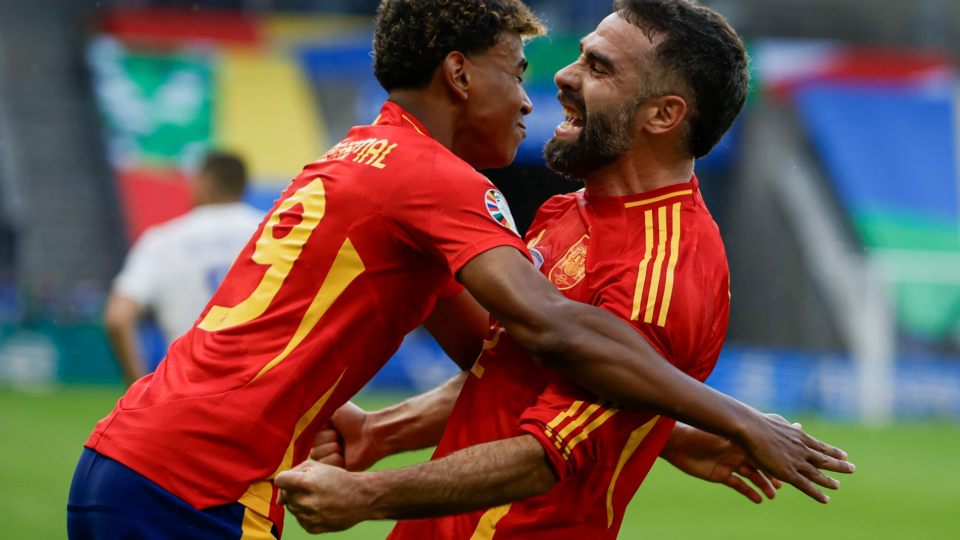 BERLÍN (ALEMANIA), 15/06/2024.- El defensa de la selección española Dani Carvajal (d) celebra con Lamine Yamal (i) tras marcar el 3-0 durante el partido del grupo B de la Eurocopa 2024 entre España y Croacia, este sábado en el Estadio Olímpico de Berlín, Alemania. EFE/Alberto Estévez