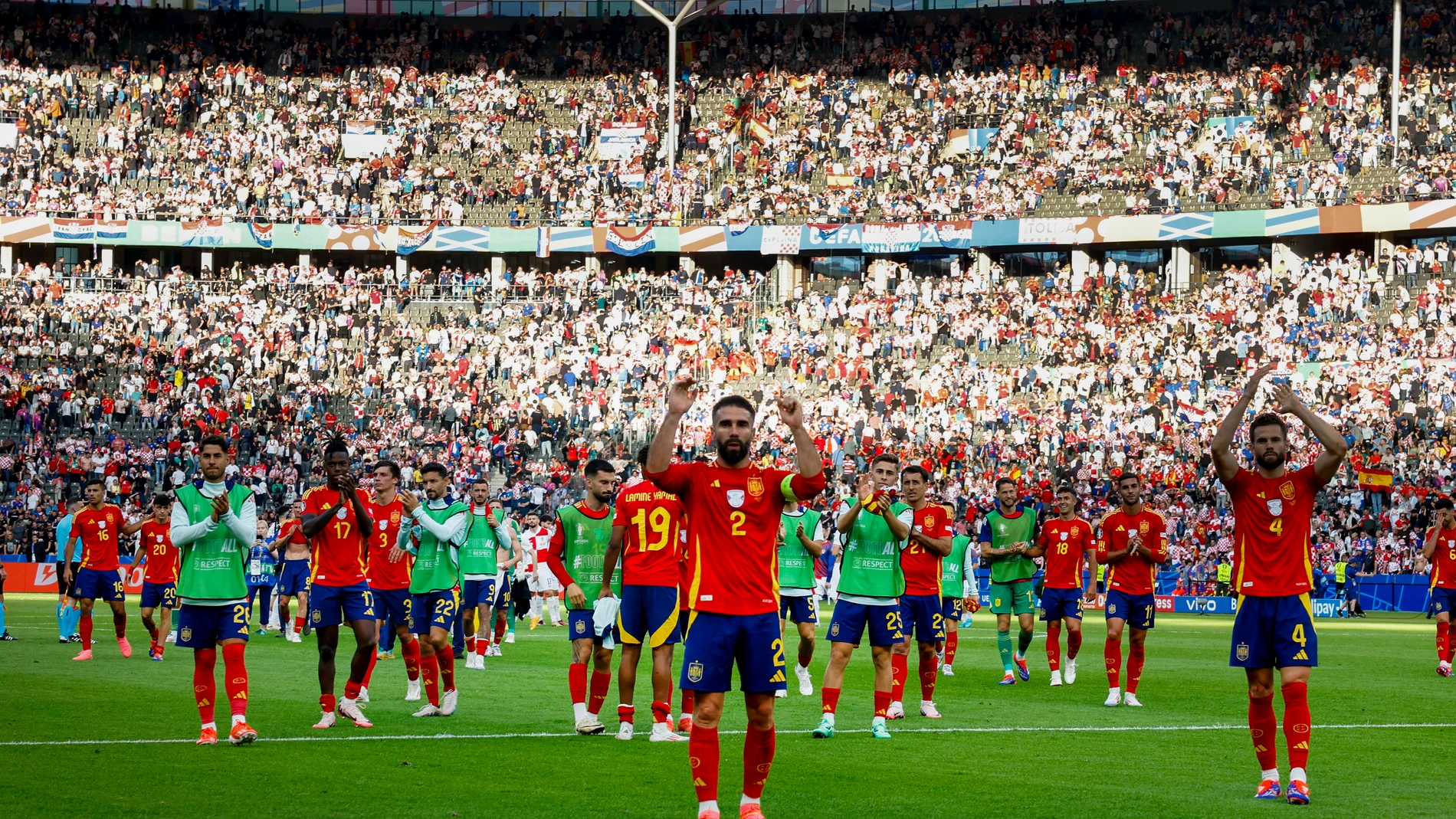BERLÍN (ALEMANIA), 15/06/2024.- Los defensas de la selección española Dani Carvajal (c) y Nacho Fernández agradecen el apoyo a la afición tras el partido del grupo B de la Eurocopa 2024 entre España y Croacia, este sábado en el Estadio Olímpico de Berlín, Alemania. EFE/J.J. Guillén
