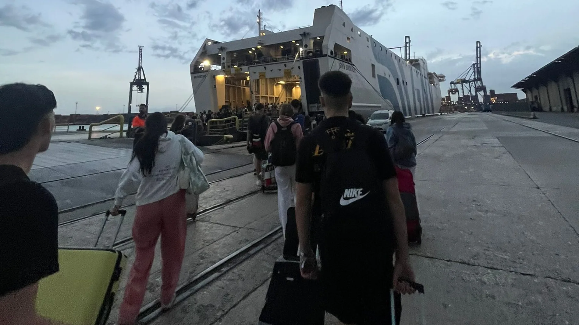 Los estudiantes llegando al crucero