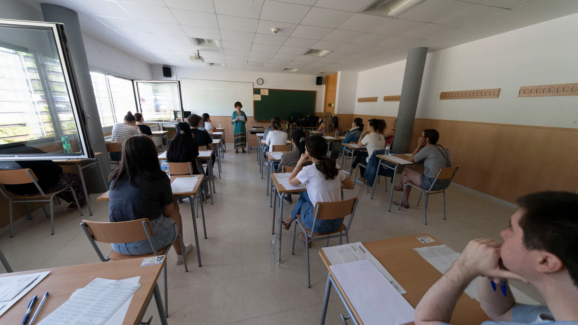TERUEL, 15/06/2024.- Un total de 1.442 opositores realizan este sábado la primera prueba del proceso de estabilización del cuerpo de profesores de Secundaria que se celebra en Zaragoza y Teruel para un total de 57 plazas de ocho especialidades y a las que se inscribieron 2.300 personas. En la imagen, opositores momentos antes de comenzar su examen en el instituto segundo de Chomon en Teruel. Foto EFE/Antonio Garcia