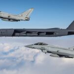 Un bombardero estratégico de EEUU B-52 junto a dos cazas estadounidenses
